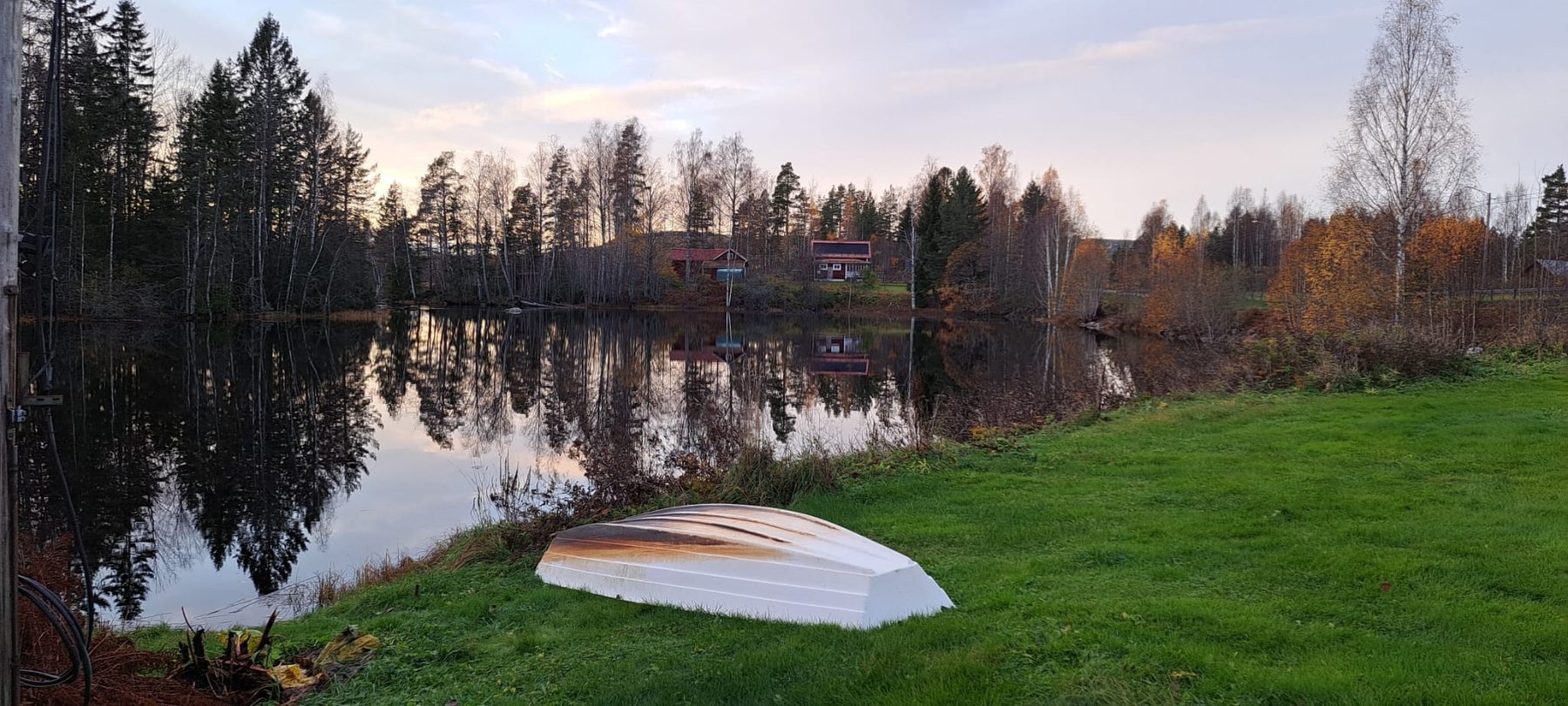 Herfstkleuren aan het meer bij Ockelbo