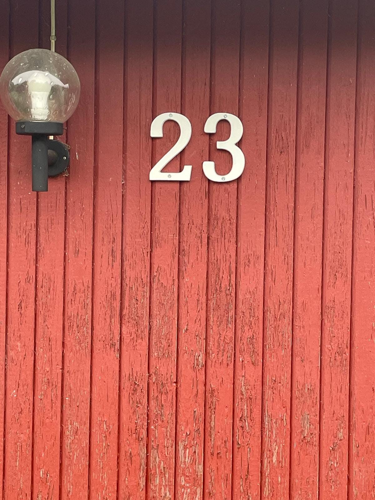 Het huisnummer 23 aan de gevel van het huis in Ockelbo